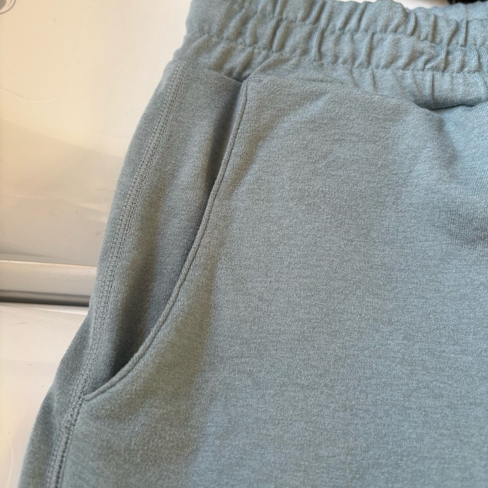 EUC Vuori performance joggers - Smoke Blue Heather - sz Med -  Athleisure - Picture 9 of 9